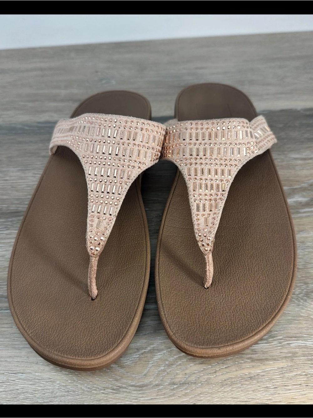 FitFlop Incastone Womens Sz 10  Nude Studded Thong Sandal Rose Gold. Preowned.